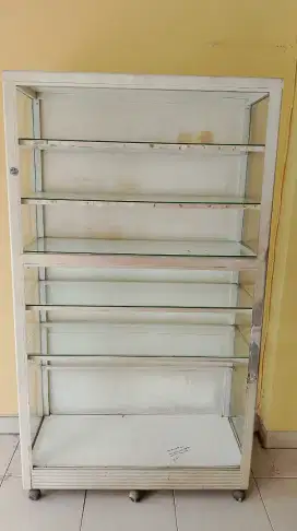 Etalase Kaca Aluminium Dengan Roda