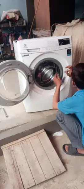 Service Ac,Mesin Cuci,Kulkas,Pompa Air dan Bongkar Pasang AC.