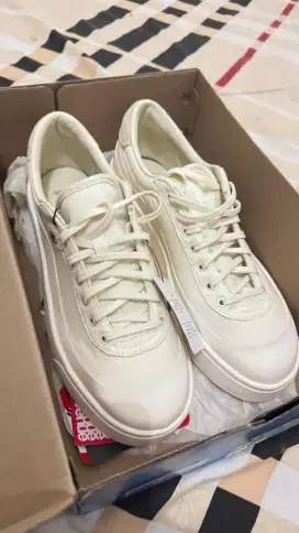 Sepatu Adidas Nucombe Cream White