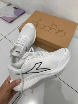Sepatu running diadora ori