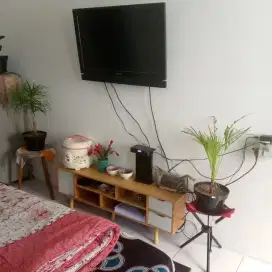 Meja kecil dan Tv
