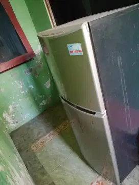 Dijual Cepat Kulkas 2 pintu