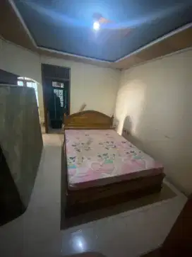 Tempat tidur berbahan kayu jati