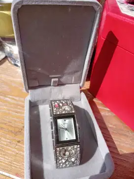 Jam tangan wanita guess