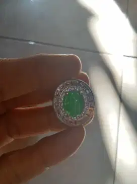 Cincin giok or hijau daun serat tembus