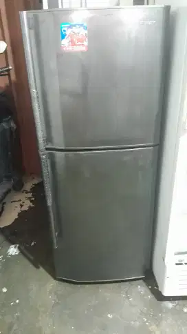 Kulkas sharp 2 pintu