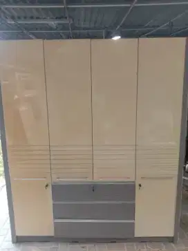 Lemari pakaian 4 pintu merk equity