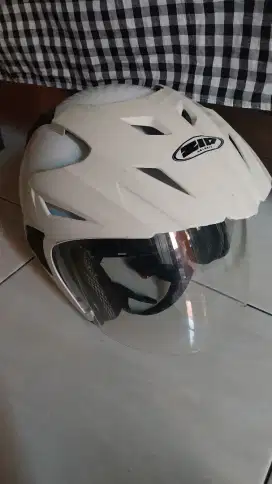 Dijual helm ZIP putih