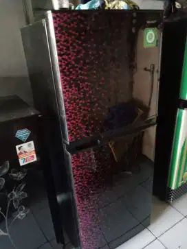 Dijual kulkas dua pintu bisa nego tipis