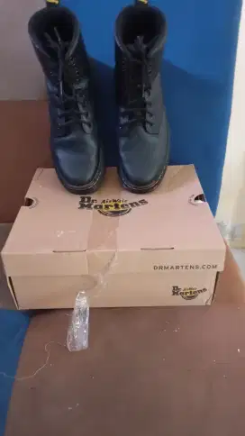 Sepatu ori bekas (merek docmart)