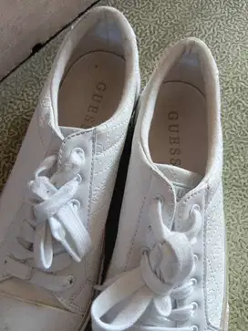 Sepatu sneakers guess
