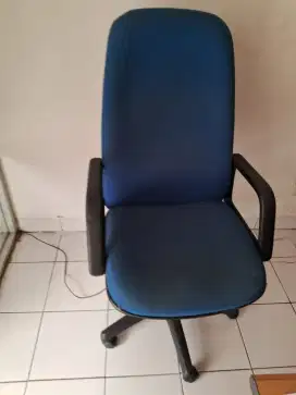 Kursi Direktur yang bisa diatur tingginya