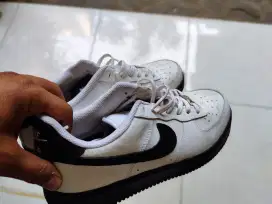 Sepatu Nike air white and sol black 44