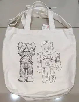 Tas totebag KAWS Uniqlo