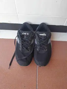 Sepatu second diadora size 41