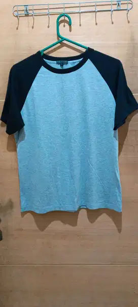 Kaos Raglan bekas