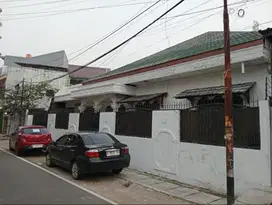 Dikontrakkan Rumah di Cempaka Putih - Luas, Nyaman dan Super Strategis