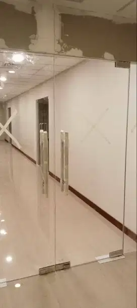 Pintu Floor Hinge Kaca Tempered 12 mm – Modern & Tahan Lama