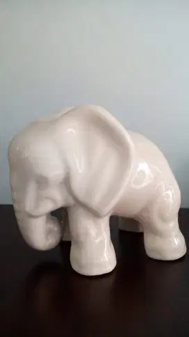 Patung keramik unik gajah putih
