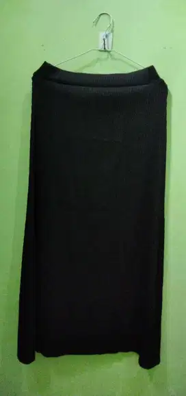 Rok Kain Line A Plisket Warna Hitam
