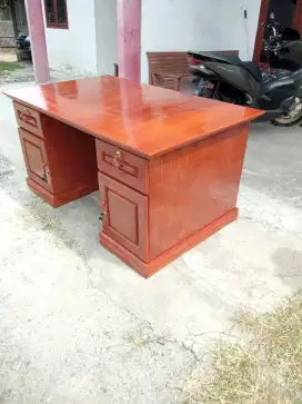 Meja direktur 1 biro