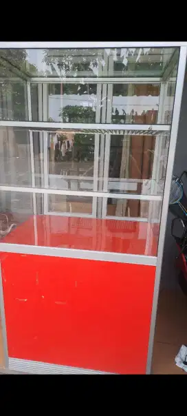 Etalase kaca aluminium