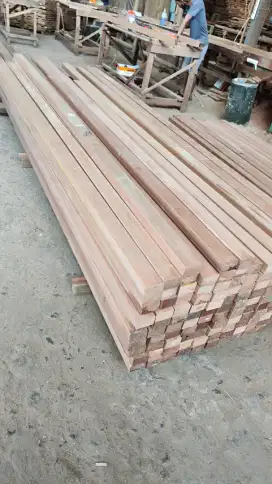 Railing tangga kayu kamper