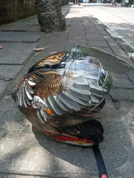 Gw mau jual helm njs motif garuda sama interkom