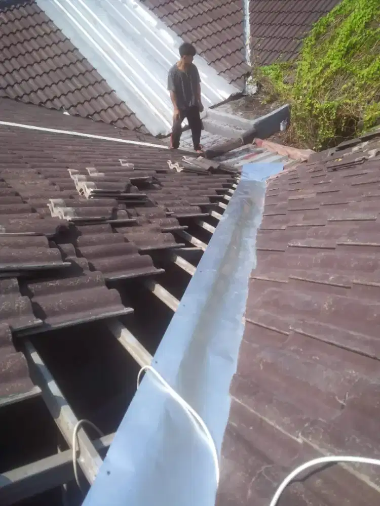 SERVIS ATAP BOCOR DAN PASANG RANGKA BAJA