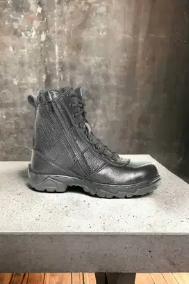 Pengrajin sepatu septy Manado