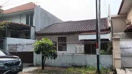 Rumah kayu putih jalan lebar dan bebas banjir