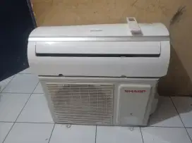 Ac sharp 1/2pk low watt r32 garansi