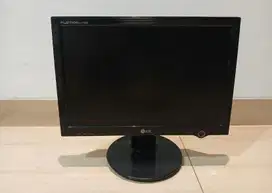 LCD Komputer Monitor LG 17” Layar Mati (Power Lights ON)