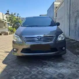 Kijang innova V AT Diesel  2012