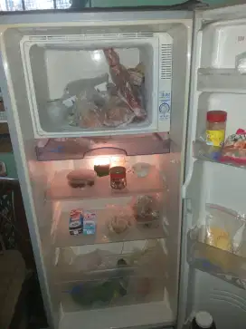 Kulkas 1 pntu Sharp freezer big beku cpt sgt dngin free onkir lalamove