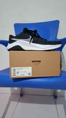 Sepatu Nike Legend Men Essential 3 Black Workout Size 43 New Original