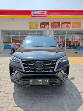 Toyota Fortuner 2.4 GR Sport 4x2 Hitam