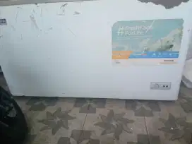 Frezer 300 liter merk Demona