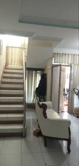 Dijual Rumah Bagus Semi Furnish di Taman Modern Cakung, Jakarta Timur