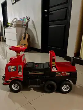 Mainan truk besar