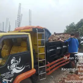 Buang puing  / sampah proyek