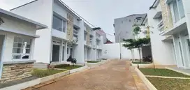 Sewa Rumah 2 Lantai  Strategis di Perbatasan Jakarta Selatan!