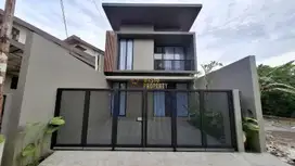 RUMAH 2 LANTAI, DESAIN KEKINIAN, 7 MENIT KE AL AZHAR YOGYAKARTA