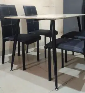 SET MEJA MAKAN CORAK MARMER PUTIH & BANGKU KULIT HITAM (preloved)
