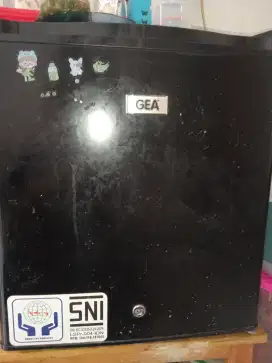 Kulkas mini merek Ghea