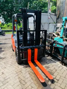TOYOTA 2,5 TON TRILIFT TAHUN MUDA SIAP KERJA