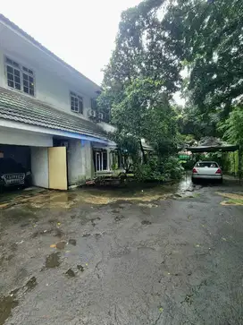 RUMAH 2 LANTAI HOEK KEBAYORAN BARU AREA KOMERSIL COCOK UNTUK USAHA