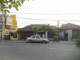 Tanah 1194, berdiri 2 buah rumah seluah 700 m2