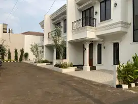 Rumah Klasik Siap Huni Pondok Gede, Strategis Samping Tip-Top
