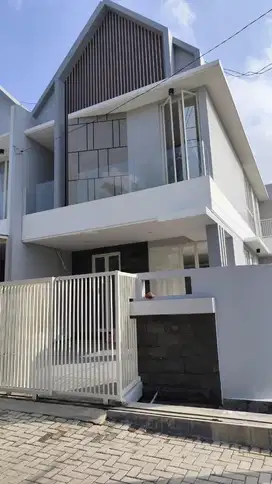 Rumah Modern Baru di kawasan hunian eksklusif Manyar Tirtoyoso